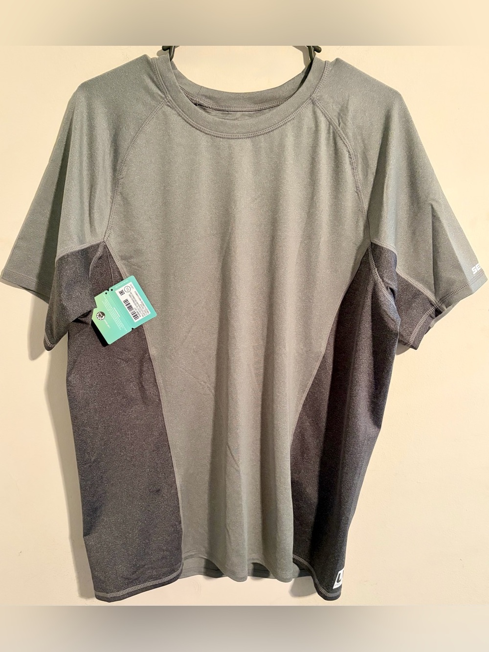 NWT Men’s Sz XL Seadoo Short Sleeve Rashguard in Smoke Gray UV 50 Protection